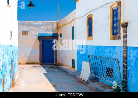 Blu e bianco Street nella Kasbah des Oudaias a Rabat il Marocco, Africa Foto Stock