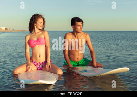 Coppia giovane di surfers Foto Stock