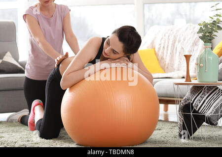 Doula (massaggio donna incinta a casa Foto Stock