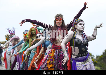 I festaioli unire Beltane gruppo per i primi segni di estate su Calton Hill per celebrare Beltane Festa del Fuoco con: atmosfera dove: Edimburgo, Regno Unito quando: 30 Apr 2019 Credit: Euan ciliegio/WENN Foto Stock