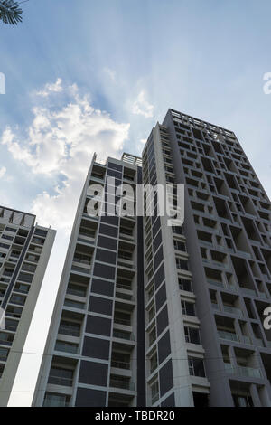 Pune, Maharashtra / India - 03 30 2019. Dettagli degli edifici nella città di Pune. Grattacielo raggiungendo in alto nel cielo. Foto Stock