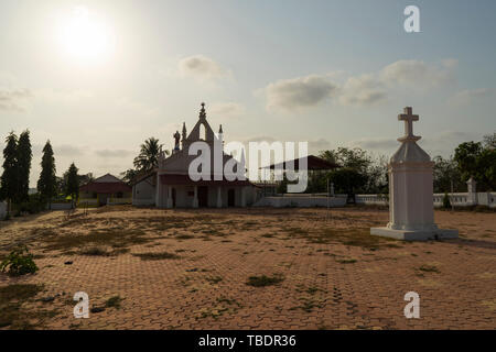 Anjuna, Goa / India - 04 04 2019, la Madonna dei Miracoli chiesa piccola chiesa cattolica situato in Badem Anjuna. Foto Stock