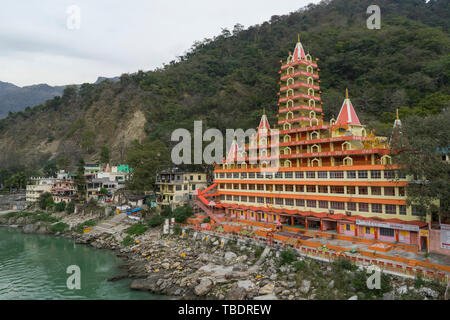 Rishikesh, Uttarakhand / India - 03 12 2019, la città spirituale dello yoga e della meditazione vicino al fiume Gange in India. Foto Stock