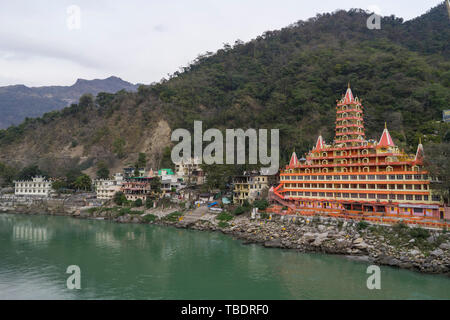 Rishikesh, Uttarakhand / India - 03 12 2019, la città spirituale dello yoga e della meditazione vicino al fiume Gange in India. Foto Stock