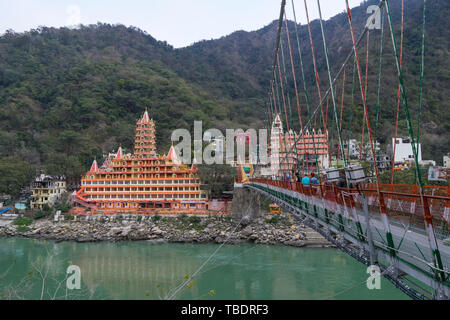 Rishikesh, Uttarakhand / India - 03 12 2019, la città spirituale dello yoga e della meditazione vicino al fiume Gange in India. Foto Stock