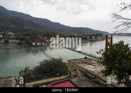 Rishikesh, Uttarakhand / India - 03 12 2019, la città spirituale dello yoga e della meditazione vicino al fiume Gange in India. Foto Stock