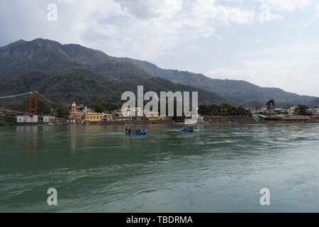 Rishikesh, Uttarakhand / India - 03 12 2019, la città spirituale dello yoga e della meditazione vicino al fiume Gange in India. Foto Stock