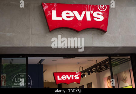 Barcellona, Spagna. 29 Maggio, 2019. Abbigliamento americano brand LeviÂ del negozio e il logo visto a Barcellona. Credito: Budrul Chukrut SOPA/images/ZUMA filo/Alamy Live News Foto Stock