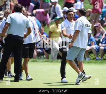 Dublino, OH, Stati Uniti d'America. 31 Maggio, 2019. Rickie Fowler scuote la mano di Phil Mickelson il Caddy durante il secondo turno di gioco a livello del 2019 Memorial Day torneo presentato da Nationwide a Muirfield Village Golf Club a Dublino, OH. Austyn McFadden/CSM/Alamy Live News Foto Stock