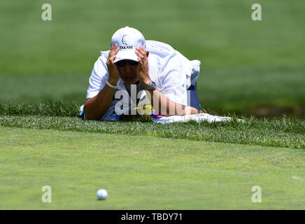 Dublino, OH, Stati Uniti d'America. 31 Maggio, 2019. Hideki Matsuyama il Caddy occhi la sfera durante il secondo turno di gioco a livello del 2019 Memorial Day torneo presentato da Nationwide a Muirfield Village Golf Club a Dublino, OH. Austyn McFadden/CSM/Alamy Live News Foto Stock