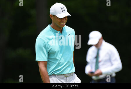 Dublino, OH, Stati Uniti d'America. 31 Maggio, 2019. Tiger Woods reagisce a un cattivo gioco durante il secondo turno di gioco a livello del 2019 Memorial Day torneo presentato da Nationwide a Muirfield Village Golf Club a Dublino, OH. Austyn McFadden/CSM/Alamy Live News Foto Stock