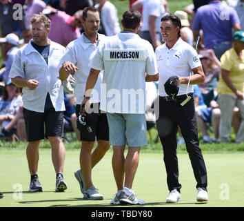 Dublino, OH, Stati Uniti d'America. 31 Maggio, 2019. Rickie Fowler parla con Phil Mickelson il Caddy durante il secondo turno di gioco a livello del 2019 Memorial Day torneo presentato da Nationwide a Muirfield Village Golf Club a Dublino, OH. Austyn McFadden/CSM/Alamy Live News Foto Stock