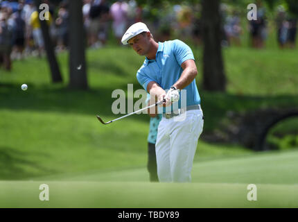 Dublino, OH, Stati Uniti d'America. 31 Maggio, 2019. Bryson DeChambeau gioca un colpo durante il secondo turno di gioco a livello del 2019 Memorial Day torneo presentato da Nationwide a Muirfield Village Golf Club a Dublino, OH. Austyn McFadden/CSM/Alamy Live News Foto Stock