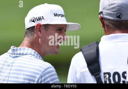 Dublino, OH, Stati Uniti d'America. 31 Maggio, 2019. Justin Rose risate con il suo compartimento durante il secondo turno di gioco a livello del 2019 Memorial Day torneo presentato da Nationwide a Muirfield Village Golf Club a Dublino, OH. Austyn McFadden/CSM/Alamy Live News Foto Stock