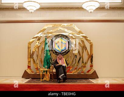 (190531) -- MECCA (Arabia Saudita), 31 maggio 2019 (Xinhua) -- re saudita Salman bin Abdulaziz Al Saud assiste il Golfo arabo e i vertici della Mecca, Arabia Saudita, il 30 maggio 2019. La Lega Araba e il Consiglio di cooperazione del Golfo giovedì invita l'Iran a riconsiderare il suo ruolo nella regione, Arabia agenzia di stampa riportate sul Venerdì. In una dichiarazione alla stampa dopo il golfo arabo e dei vertici in Arabia città della Mecca, ministro degli Esteri saudita Ibrahim Al-Assaf espresso il sostegno dal Golfo e paesi arabi per l'Arabia Saudita e gli Emirati arabi uniti (EAU) contro gli attacchi più recenti hanno witnes Foto Stock
