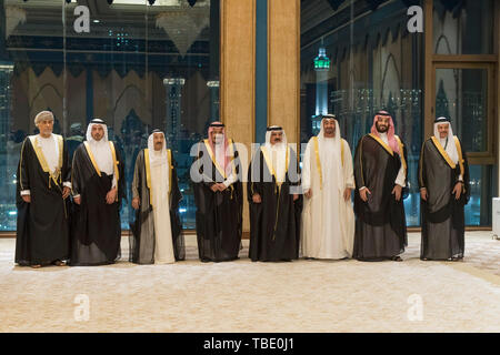 (190531) -- MECCA (Arabia Saudita), 31 maggio 2019 (Xinhua) -- I leader del consiglio di cooperazione del Golfo (CCG) comportano per le foto durante un vertice di emergenza del GCC a La Mecca, Arabia Saudita, il 30 maggio 2019. La Lega Araba e il Consiglio di cooperazione del Golfo giovedì invita l'Iran a riconsiderare il suo ruolo nella regione, Arabia agenzia di stampa riportate sul Venerdì. In una dichiarazione alla stampa dopo il golfo arabo e dei vertici in Arabia città della Mecca, ministro degli Esteri saudita Ibrahim Al-Assaf espresso il sostegno dal Golfo e paesi arabi per l'Arabia Saudita e gli Emirati arabi uniti (EAU) contro la recente a Foto Stock
