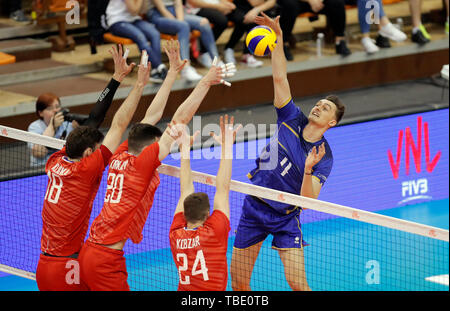 Novi Sad Serbia. 31 Maggio, 2019. La Francia per Jean Patry (R) i picchi durante il volley maschile di nazioni League match tra la Francia e la Russia a Novi Sad Serbia, il 31 maggio 2019. La Francia ha vinto 3-1. Credito: Predrag Milosavljevic/Xinhua/Alamy Live News Foto Stock