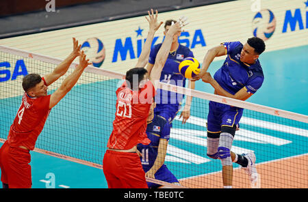 Novi Sad Serbia. 31 Maggio, 2019. In Francia la Barthelemy Chinenyeze (1R) i picchi durante il volley maschile di nazioni League match tra la Francia e la Russia a Novi Sad Serbia, il 31 maggio 2019. La Francia ha vinto 3-1. Credito: Predrag Milosavljevic/Xinhua/Alamy Live News Foto Stock