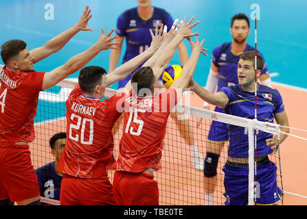 Novi Sad Serbia. 31 Maggio, 2019. In Francia la Trevor Clevenot (1R) compete durante il volley maschile di nazioni League match tra la Francia e la Russia a Novi Sad Serbia, il 31 maggio 2019. La Francia ha vinto 3-1. Credito: Predrag Milosavljevic/Xinhua/Alamy Live News Foto Stock