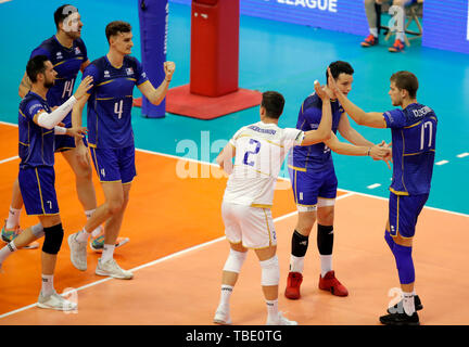 Novi Sad Serbia. 31 Maggio, 2019. In Francia i giocatori di celebrare durante il volley maschile di nazioni League match tra la Francia e la Russia a Novi Sad Serbia, il 31 maggio 2019. La Francia ha vinto 3-1. Credito: Predrag Milosavljevic/Xinhua/Alamy Live News Foto Stock