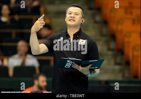 Novi Sad Serbia. 31 Maggio, 2019. In Giappone il capo allenatore Yuichi Nakagaichi gesti durante il volley maschile di nazioni League match tra Serbia e Giappone a Novi Sad Serbia, il 31 maggio 2019. Il Giappone ha vinto 3-1. Credito: Predrag Milosavljevic/Xinhua/Alamy Live News Foto Stock