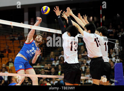 Novi Sad Serbia. 31 Maggio, 2019. La Serbia il Bozidar Vucicevic (L) i picchi durante il volley maschile di nazioni League match tra Serbia e Giappone a Novi Sad Serbia, il 31 maggio 2019. Il Giappone ha vinto 3-1. Credito: Predrag Milosavljevic/Xinhua/Alamy Live News Foto Stock