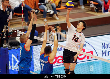 Novi Sad Serbia. 31 Maggio, 2019. Il Giappone Yuki Ishikawa (R) i picchi durante il volley maschile di nazioni League match tra Serbia e Giappone a Novi Sad Serbia, il 31 maggio 2019. Il Giappone ha vinto 3-1. Credito: Predrag Milosavljevic/Xinhua/Alamy Live News Foto Stock