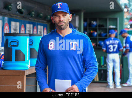 30 maggio 2019: Texas Rangers manager Chris Woodward #8 in piroga durante una partita MLB tra il Kansas City Royals e Texas Rangers a Globe Life Park in Arlington, TX Kansas City ha sconfitto il Texas 4-2 Albert Pena/CSM. Foto Stock