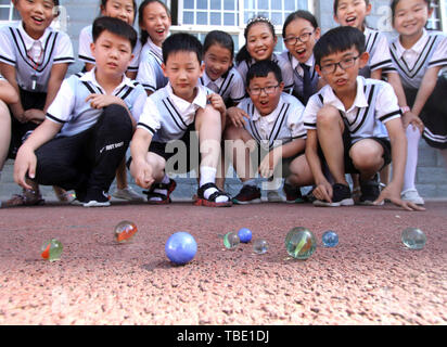 Handan cinese nella provincia di Hebei. 31 Maggio, 2019. I bambini giocano palle di vetro durante un evento di celebrazione del prossimo International giornata per i bambini di una scuola elementare nel quartiere Feixiang di Handan città del nord della Cina nella provincia di Hebei, 31 maggio 2019. Credito: Hu Jailei/Xinhua/Alamy Live News Foto Stock