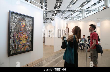 Vilnius, Lituania. 31 Maggio, 2019. I visitatori osservano una creazione durante la fiera internazionale di arte contemporanea 'ArtVilnius'19" tenutasi a Vilnius, capitale della Lituania, 31 maggio 2019. La fiera d'arte, tenutasi dal 30 maggio al 2 giugno, caratteristiche exhibites di circa 60 gallerie provenienti da Belgio, Francia, Italia, Germania, ecc. Credito: Guo Mingfang/Xinhua/Alamy Live News Foto Stock