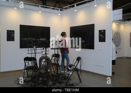 Vilnius, Lituania. 31 Maggio, 2019. Una donna orologi una creazione durante la fiera internazionale di arte contemporanea 'ArtVilnius'19" tenutasi a Vilnius, capitale della Lituania, 31 maggio 2019. La fiera d'arte, tenutasi dal 30 maggio al 2 giugno, caratteristiche exhibites di circa 60 gallerie provenienti da Belgio, Francia, Italia, Germania, ecc. Credito: Guo Mingfang/Xinhua/Alamy Live News Foto Stock