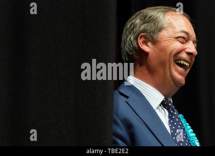 Pechino, Gran Bretagna. 27 Maggio, 2019. British Brexit Party leader Nigel Farage reagisce in un Parlamento europeo elezioni centro di conteggio a Southampton, Gran Bretagna, il 27 maggio 2019. Credito: Ray codolo/Xinhua/Alamy Live News Foto Stock