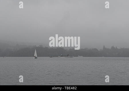 Lago di Windermere, Cumbria, Regno Unito. Il 1 giugno 2019. Regno Unito Meteo. Mentre il sud del Regno Unito si crogiola al sole, all'inizio di giugno è stata bagnata e cucire a sopraggitto per i visitatori di distretto del lago. Simon credito Maycock / Alamy Live News. Foto Stock