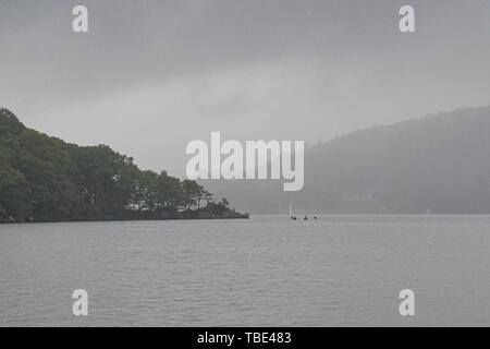 Lago di Windermere, Cumbria, Regno Unito. Il 1 giugno 2019. Regno Unito Meteo. Mentre il sud del Regno Unito si crogiola al sole, all'inizio di giugno è stata bagnata e cucire a sopraggitto per i visitatori di distretto del lago. Simon credito Maycock / Alamy Live News. Foto Stock