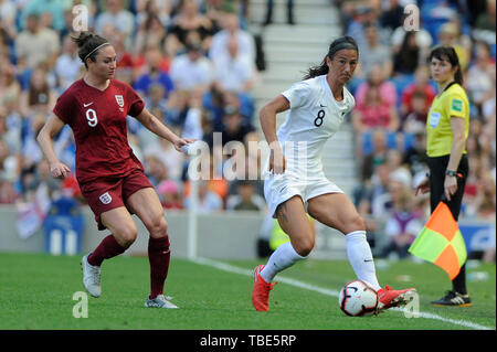 BRIGHTON, Regno Unito. Dal 01 Giugno, 2019. Jodie Taylor di Inghilterra donne e Abby Erceg di Nuova Zelanda le donne in azione durante la donna amichevole internazionale tra Inghilterra donne e Nuova Zelanda le donne a Falmer Stadium Stadium, Brighton, il 01 giugno 2019 il credito: Azione Foto Sport/Alamy Live News Foto Stock