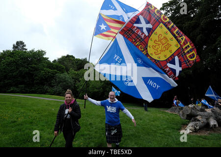 GALASHIELS, Bank Street / Canale Street , REGNO UNITO. 01.Jun.2019. Tutti sotto uno striscione marzo didascalia: ammassato marzo a sostegno della Scottish Indy Ref 2, Sabato 01 Giugno 2019 in Galashiels, migliaia di sostenitori riempito le strade di Galashiels, una piccola minoranza di mantenere la Gran Bretagna insieme attivisti vocal nell'area, organizzata da tutti sotto una campagna banner (Foto: Rob grigio) Foto Stock