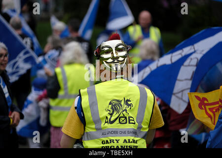 GALASHIELS, Bank Street / Canale Street , REGNO UNITO. 01.Jun.2019. Tutti sotto uno striscione marzo didascalia: ammassato marzo a sostegno della Scottish Indy Ref 2, Sabato 01 Giugno 2019 in Galashiels, migliaia di sostenitori riempito le strade di Galashiels, una piccola minoranza di mantenere la Gran Bretagna insieme attivisti vocal nell'area, organizzata da tutti sotto una campagna banner (Foto: Rob grigio) Foto Stock