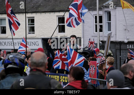 GALASHIELS, Bank Street / Canale Street , REGNO UNITO. 01.Jun.2019. Tutti sotto uno striscione marzo didascalia: ammassato marzo a sostegno della Scottish Indy Ref 2, Sabato 01 Giugno 2019 in Galashiels, migliaia di sostenitori riempito le strade di Galashiels, una piccola minoranza di mantenere la Gran Bretagna insieme attivisti vocal nell'area, organizzata da tutti sotto una campagna banner (Foto: Rob grigio) Foto Stock