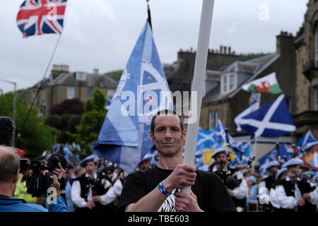 GALASHIELS, Bank Street / Canale Street , REGNO UNITO. 01.Jun.2019. Tutti sotto uno striscione marzo didascalia: ammassato marzo a sostegno della Scottish Indy Ref 2, Sabato 01 Giugno 2019 in Galashiels, migliaia di sostenitori riempito le strade di Galashiels, una piccola minoranza di mantenere la Gran Bretagna insieme attivisti vocal nell'area, organizzata da tutti sotto una campagna banner (Foto: Rob grigio) Foto Stock