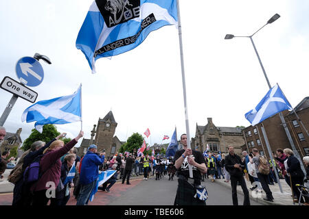 GALASHIELS, Bank Street / Canale Street , REGNO UNITO. 01.Jun.2019. Tutti sotto uno striscione marzo didascalia: ammassato marzo a sostegno della Scottish Indy Ref 2, Sabato 01 Giugno 2019 in Galashiels, migliaia di sostenitori riempito le strade di Galashiels, una piccola minoranza di mantenere la Gran Bretagna insieme attivisti vocal nell'area, organizzata da tutti sotto una campagna banner (Foto: Rob grigio) Foto Stock