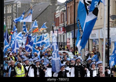 GALASHIELS, Bank Street / Canale Street , REGNO UNITO. 01.Jun.2019. Tutti sotto uno striscione marzo didascalia: ammassato marzo a sostegno della Scottish Indy Ref 2, Sabato 01 Giugno 2019 in Galashiels, migliaia di sostenitori riempito le strade di Galashiels, una piccola minoranza di mantenere la Gran Bretagna insieme attivisti vocal nell'area, organizzata da tutti sotto una campagna banner (Foto: Rob grigio) Foto Stock