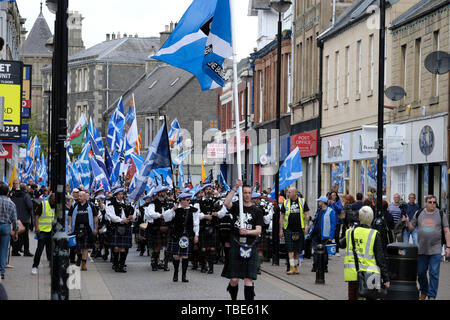 GALASHIELS, Bank Street / Canale Street , REGNO UNITO. 01.Jun.2019. Tutti sotto uno striscione marzo didascalia: ammassato marzo a sostegno della Scottish Indy Ref 2, Sabato 01 Giugno 2019 in Galashiels, migliaia di sostenitori riempito le strade di Galashiels, una piccola minoranza di mantenere la Gran Bretagna insieme attivisti vocal nell'area, organizzata da tutti sotto una campagna banner (Foto: Rob grigio) Foto Stock