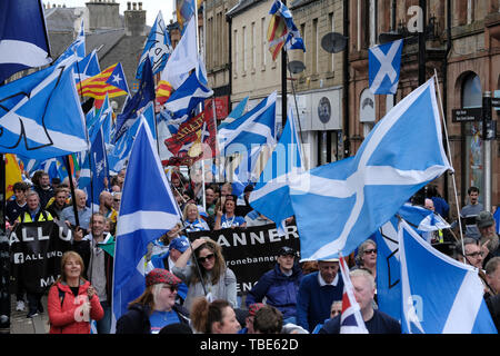 GALASHIELS, Bank Street / Canale Street , REGNO UNITO. 01.Jun.2019. Tutti sotto uno striscione marzo didascalia: ammassato marzo a sostegno della Scottish Indy Ref 2, Sabato 01 Giugno 2019 in Galashiels, migliaia di sostenitori riempito le strade di Galashiels, una piccola minoranza di mantenere la Gran Bretagna insieme attivisti vocal nell'area, organizzata da tutti sotto una campagna banner (Foto: Rob grigio) Foto Stock