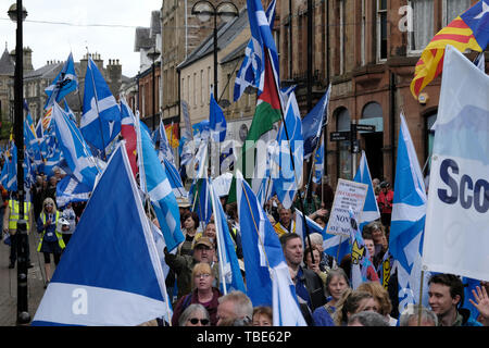 GALASHIELS, Bank Street / Canale Street , REGNO UNITO. 01.Jun.2019. Tutti sotto uno striscione marzo didascalia: ammassato marzo a sostegno della Scottish Indy Ref 2, Sabato 01 Giugno 2019 in Galashiels, migliaia di sostenitori riempito le strade di Galashiels, una piccola minoranza di mantenere la Gran Bretagna insieme attivisti vocal nell'area, organizzata da tutti sotto una campagna banner (Foto: Rob grigio) Foto Stock