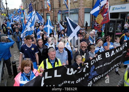 GALASHIELS, Bank Street / Canale Street , REGNO UNITO. 01.Jun.2019. Tutti sotto uno striscione marzo didascalia: ammassato marzo a sostegno della Scottish Indy Ref 2, Sabato 01 Giugno 2019 in Galashiels, migliaia di sostenitori riempito le strade di Galashiels, una piccola minoranza di mantenere la Gran Bretagna insieme attivisti vocal nell'area, organizzata da tutti sotto una campagna banner (Foto: Rob grigio) Foto Stock