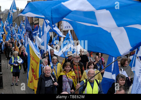 GALASHIELS, Bank Street / Canale Street , REGNO UNITO. 01.Jun.2019. Tutti sotto uno striscione marzo didascalia: ammassato marzo a sostegno della Scottish Indy Ref 2, Sabato 01 Giugno 2019 in Galashiels, migliaia di sostenitori riempito le strade di Galashiels, una piccola minoranza di mantenere la Gran Bretagna insieme attivisti vocal nell'area, organizzata da tutti sotto una campagna banner (Foto: Rob grigio) Foto Stock