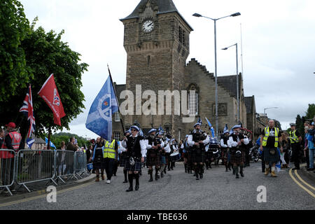 GALASHIELS, Bank Street / Canale Street , REGNO UNITO. 01.Jun.2019. Tutti sotto uno striscione marzo didascalia: ammassato marzo a sostegno della Scottish Indy Ref 2, Sabato 01 Giugno 2019 in Galashiels, migliaia di sostenitori riempito le strade di Galashiels, una piccola minoranza di mantenere la Gran Bretagna insieme attivisti vocal nell'area, organizzata da tutti sotto una campagna banner (Foto: Rob grigio) Foto Stock