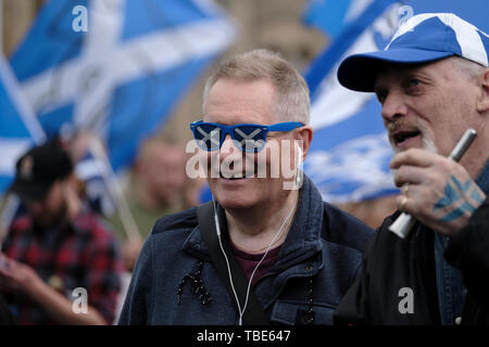 GALASHIELS, Bank Street / Canale Street , REGNO UNITO. 01.Jun.2019. Tutti sotto uno striscione marzo didascalia: ammassato marzo a sostegno della Scottish Indy Ref 2, Sabato 01 Giugno 2019 in Galashiels, migliaia di sostenitori riempito le strade di Galashiels, una piccola minoranza di mantenere la Gran Bretagna insieme attivisti vocal nell'area, organizzata da tutti sotto una campagna banner (Foto: Rob grigio) Foto Stock