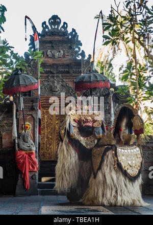 Banjar Gelulung, Bali, Indonesia - 26 Febbraio 2019: Mas villaggio. Riprodurre sul palco l'impostazione. Quattro zampe monster-re giocato da due attori di elaborare h Foto Stock