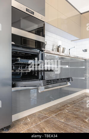 Il lusso moderno e bianco, beige e grigio cucina interno Foto Stock